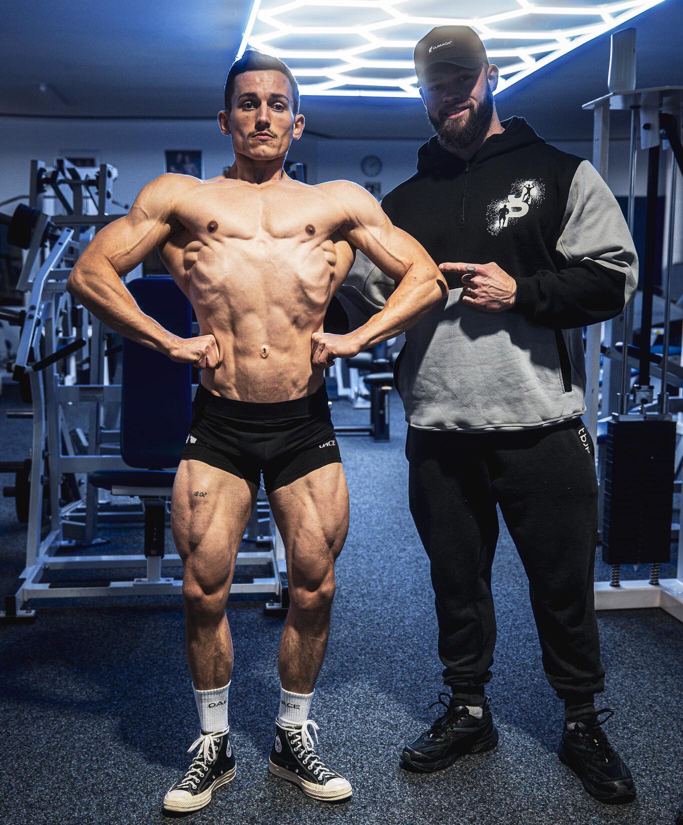 Jan Biesenecker mit einem seiner Athleten im Studio